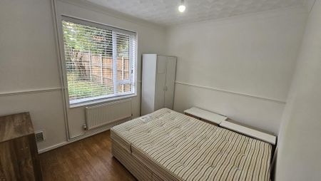 1 bedroom in a house share to rent - Photo 3