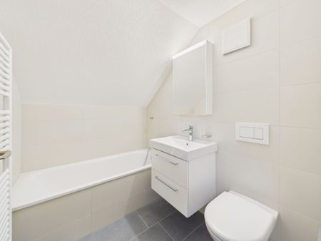 Bright 3.5-room attic apartment in Huttwil – Freshly renovated! - Photo 4