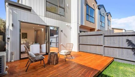 Stylish Townhouse in Pakuranga Heights - Photo 3
