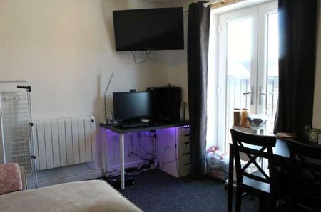 High Street // Bed Apartment // Aug, LN5 - Photo 2