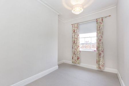 Quietly tucked away on the stunning street of Mount Parade, this beautiful Grade II listed, 4 bedroom terraced house has been comprehensively upgraded, but is in keeping with the traditional style of the original house that was built in 1827. - Photo 5