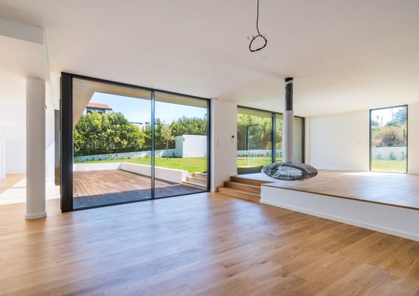 Moradia T6 de arquitetura moderna inserida no Golfe de Oeiras