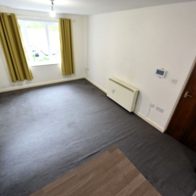 2 bedroom Flat in Flat 10, Leeds - Photo 1