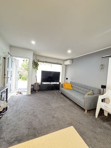 MOUNT EDEN, 2 BEDROOMS - Photo 2