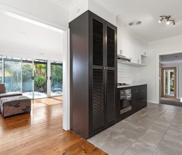 SPACIOUS FAMILY HOME IN PRIME LOCATION - Photo 6