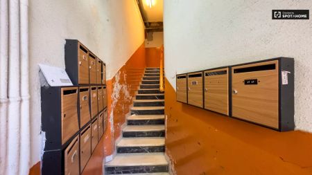 Room in a shared 5-bedroom apartment for rent in el Raval, perfect for professionals and students. - Foto 5
