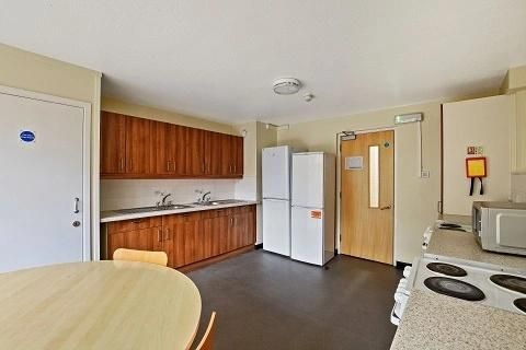 1 bedroom in a flat share to rent - Photo 1