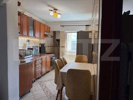 1 camera decomandată de inchiriat într-un apartament cu 4 - Fotografie 3
