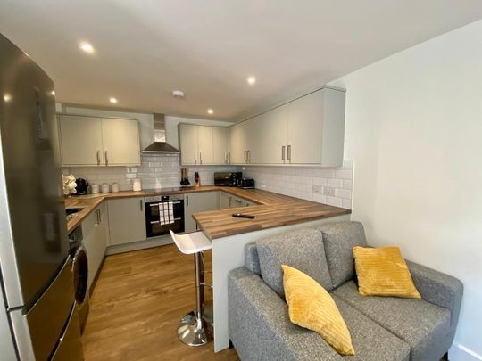 OX Living is proud to present this high-quality 5-bedroom co-living property, perfect for working professionals looking for stylish, stress-free living. Room 4 - Photo 1