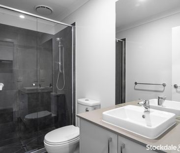 Live Where Lifestyle Meets Luxury in Grand View Estate! - Photo 3