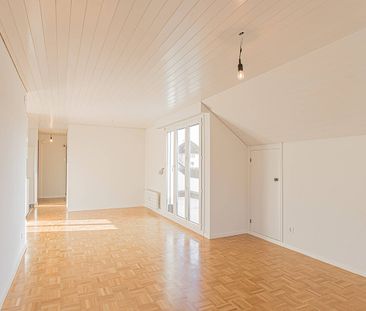 Renovierte Dachwohnung an ruhiger Lage mit traumhafter Aussicht! - Photo 6