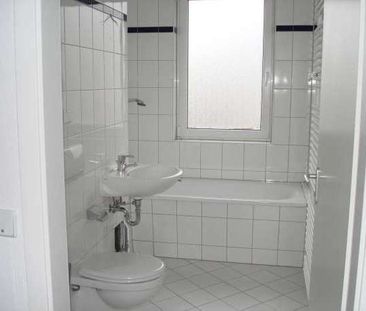 FAMILIENFREUNDLICHE ERDGESCHOSSWOHNUNG MIT TERRASSE & KLEINEM GARTEN - Foto 4