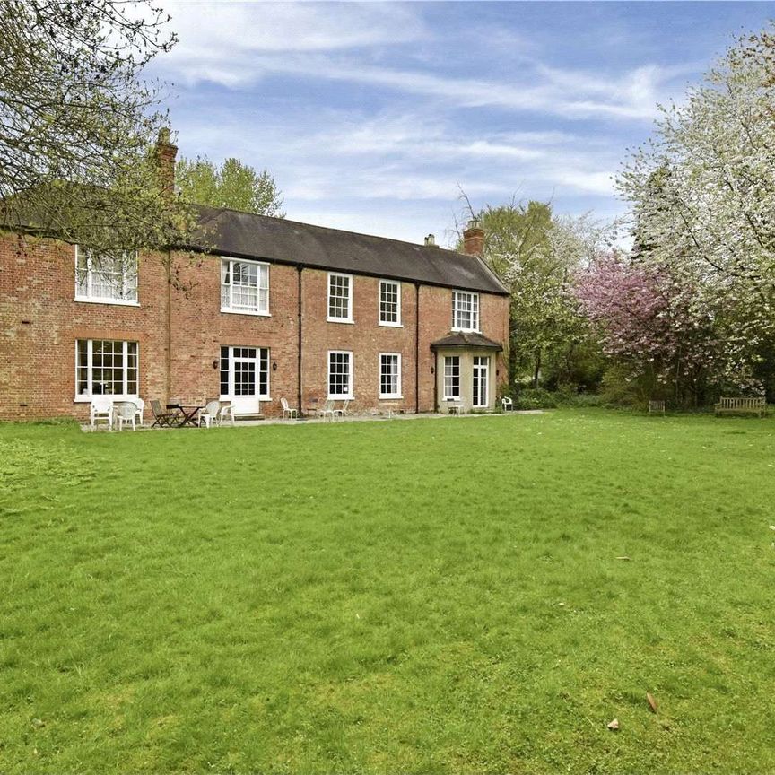 First floor period apartment with spacious accommodation in beautiful village of Cookham - Photo 1
