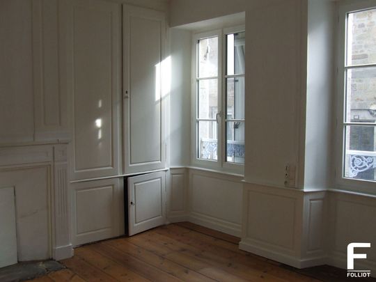 A LOUER - Maison centre ville totalement - 2 chambres, bureau, terrasse. - Photo 1