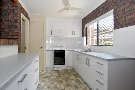 :: SPACIOUS TOWNHOUSE, 2 BEDROOMS + OFFICE, FULLY AIR CONDITIONED, UNDERCOVER CAR PARKING AT DOOR - Photo 2