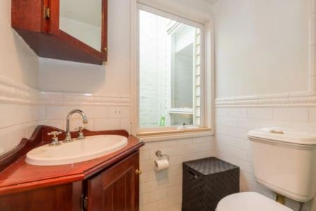 Perfect Location! - Photo 5