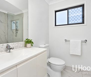 Modern Three Bedroom Duplex - Spacious Back Yard & Garden Shed - Photo 6
