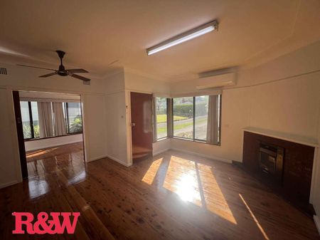 SPACIOUS FAMILY HOME IN BRADBURY !! - Photo 2