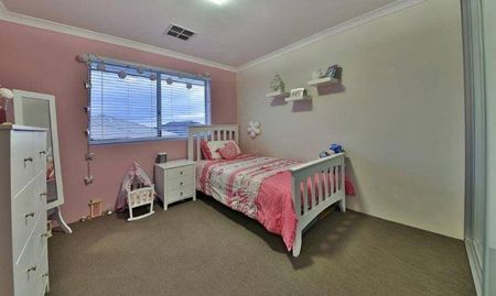 LUXURY FAMILY HOME 5 x 3 + STUDY (6th Bedroom) + SWIMMING POOL + SPA + Theatre + Decked Outdoor Entertainment Area. - Photo 5