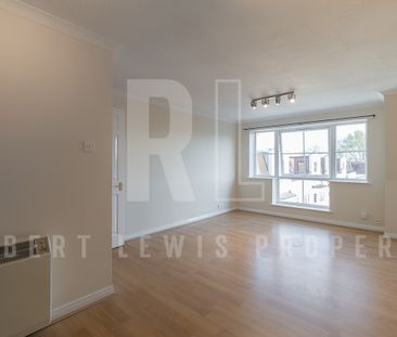 Spacious One Bedroom Penthouse Flat – Etchingham Park Road, N3 - Photo 4