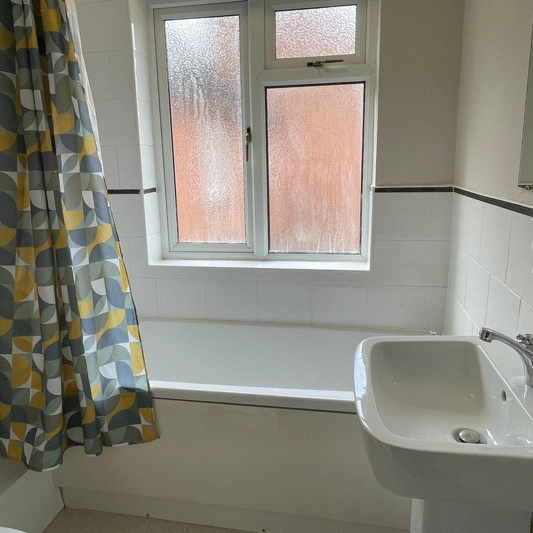 3 bedroom semi-detached to let - Photo 1