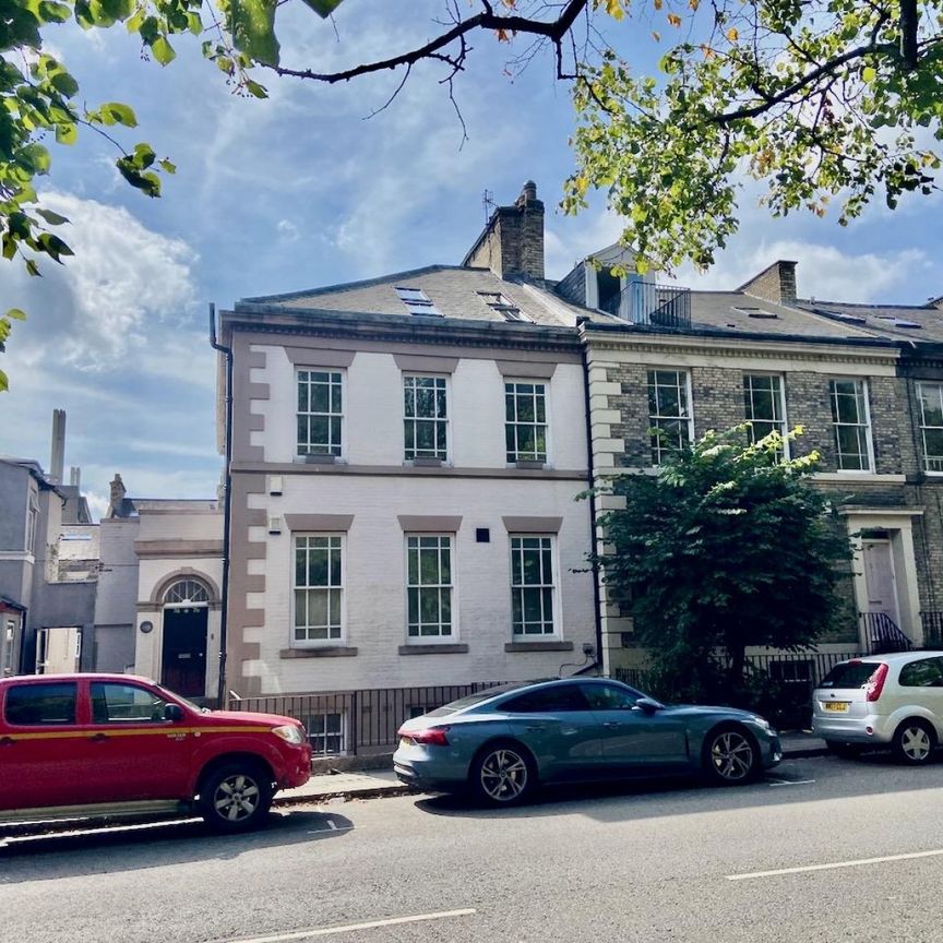 2 bedroom Flat To Let - Photo 1