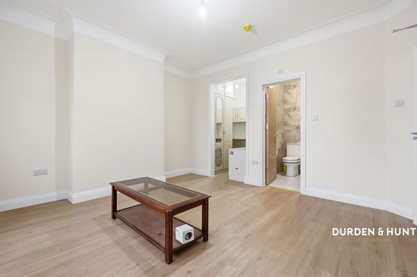 Avondale Crescent, Ilford, IG4 - Photo 1