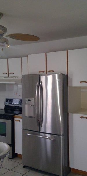 🏡 Magnifique 4½ rénové et meublé à louer – Montréal-Est, à deux pas du fleuve 📍 : 53A avenue Dubé, Montréal-Est (QC) H1B 4W8 💰 Loyer : 2 000 - Photo 1