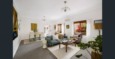 Delightful three-bedroom home with period charm - Photo 3