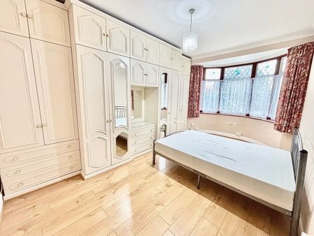 Hedgeley, Woodford Avenue, Redbridge IG4, Property for rent - Photo 2