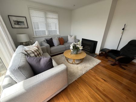 Beautifully Renovated 4 bedroom Home in Somerfield. - Photo 3