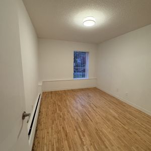 Gary Manor - Photo 2