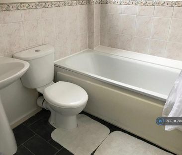3 bedroom flat to rent - Photo 3