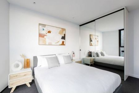 Luxury Sky-High Living with Breathtaking City Views in CBD - 2-bedroom furnished apartment for rent! - Photo 4