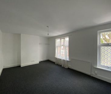 4 bedroom semi-detached house to rent - Photo 2