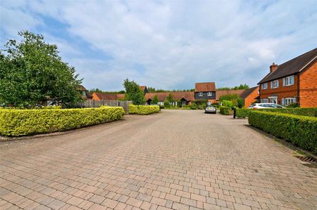A stunning contemporary three bedroom home in a beautiful courtyard development. - Photo 3