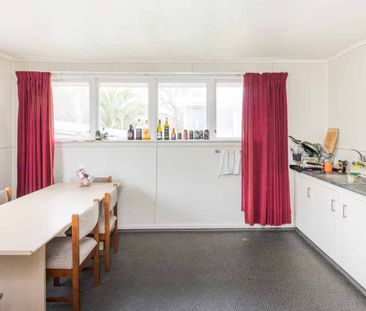 Roslyn - 4 Bedrooms - Photo 3