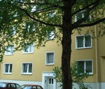 Sehr schöne, bald vollständig erneuerte ,Wohnung mit Balkon - Photo 1