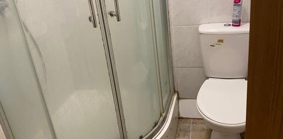 Studio Flat, Percy Road, N12 - Photo 2