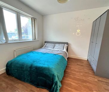 1 bedroom in a house share to rent - Photo 2