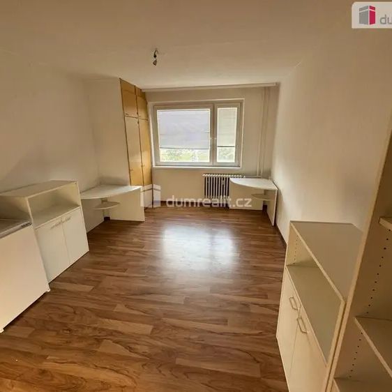 Udržovaná slunná garsonka s výhledem na Rolavu v Karlových Varech - Photo 1