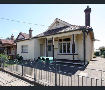 Charming Apartment in Prime Dulwich Hill Location - Photo 3