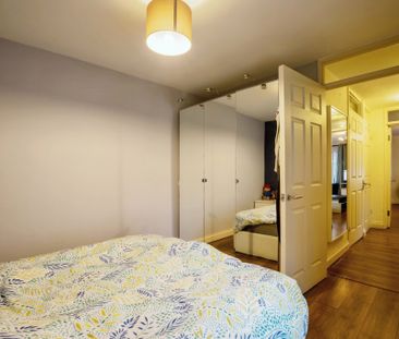Chic Ground Floor Maisonette with Gardens for Rent in London, SE16 - Photo 3