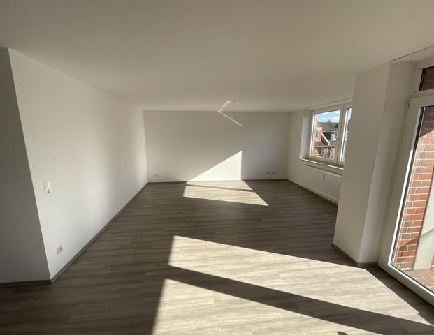 Helle, geräumige 3- ZKB-Dachgeschosswohnung mit Balkon in der Südstadt zu vermieten! - Photo 1