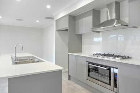 5 Bedrooms - Stylish and Spacious - Photo 5