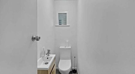 Comfortable Family Living in Te Atatu Peninsula - Photo 2