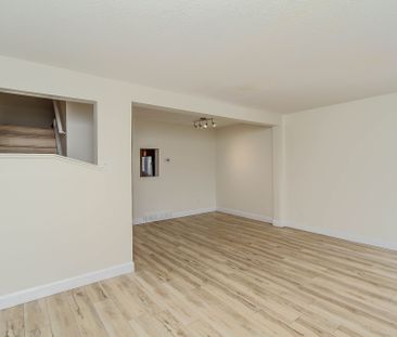 For Lease - 1800 Stonehenge Crescent, Cyrville - Carson Grove - Pin... - Photo 3