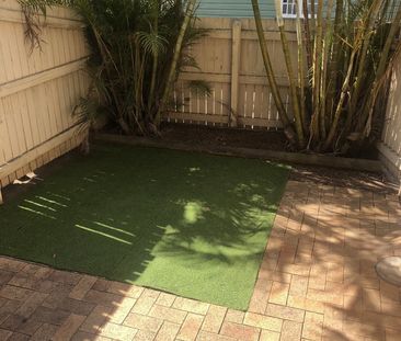 Comfortable 2-Bedroom Townhouse in Convenient Annerley Location - Photo 5