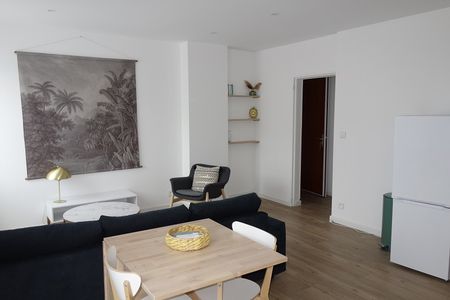 Location - Appartement T3 meublé de 55 m² avec balcon et cave - Photo 2