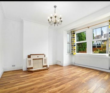 4 Bed Semi-Detached House, Woodstock Avenue, NW11 - Photo 5